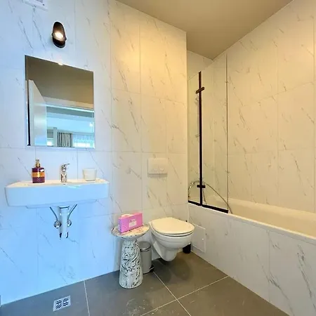 Old Town Escape Cozy Modern Flat Near The Historic Center Apartament *